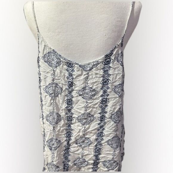 🟧 3 for $25 Elegant Blue and White Camisole Top - Picture 3 of 3